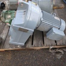 SHAFT MOUNT REDUCER WITH 7.5 HP MOTOR