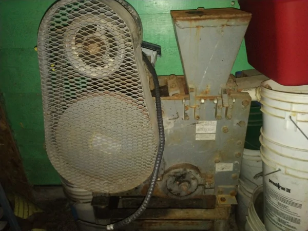 L03189 - 5 x 7 Jaw Crusher on stand (1)..